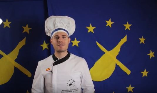 Maestro Julián Moreno Escuela Europea de Cortadores de Jamón cursos para aprender como cortar una pata