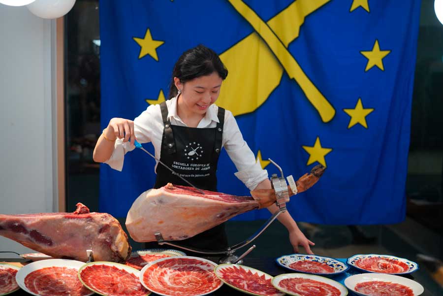 Anne: La Maestra Cortadora de Jamón en Shanghái, China