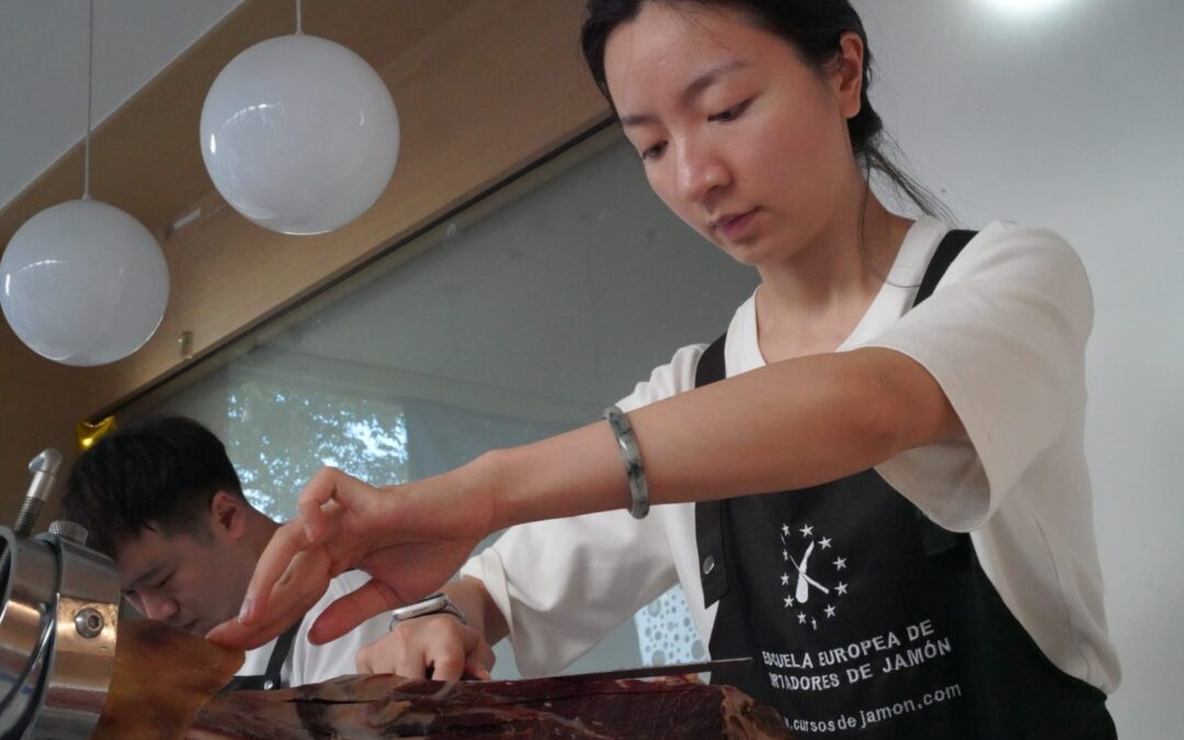 Cristina: Cortadora de Jamón en Shanghái, China que Destaca por su Habilidad y Experiencia