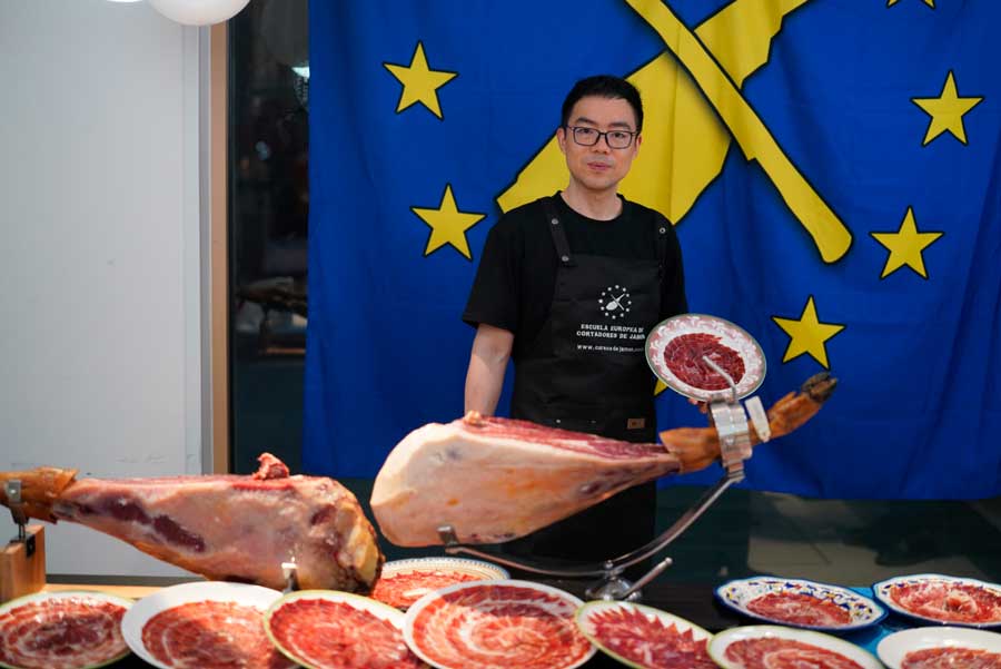 Simón: El Líder Visionario y Cortador de Jamón en Shanghái, China