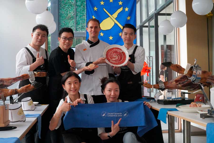 La Escuela Europea de Cortadores de Jamón Lleva su Formación a China