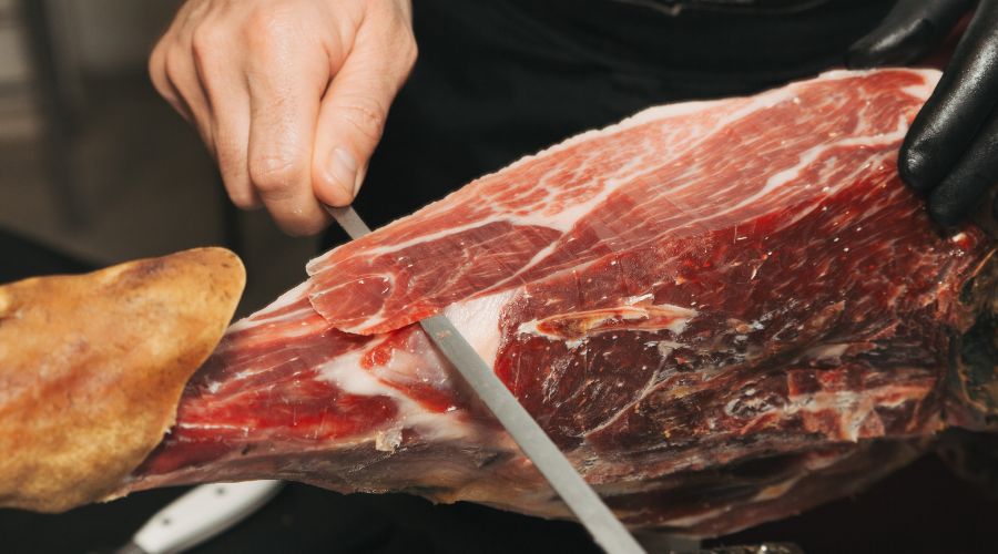 Cómo Cortar una Paleta: Tutorial Paso a Paso por la Escuela Europea de Cortadores de Jamón