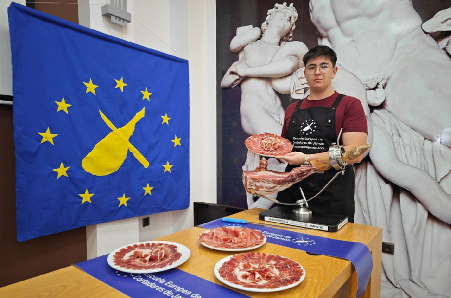 Curro Martínez Ortega: Cortador de Jamón en Linares, Jaén