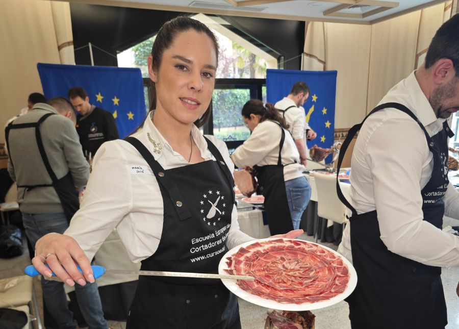 ANDREA FEDERICI. CORTADOR PROFESIONAL DE JAMÓN EN ITALIA 2 María José Martín Quirosa, Cortadora de Jamón en Granada