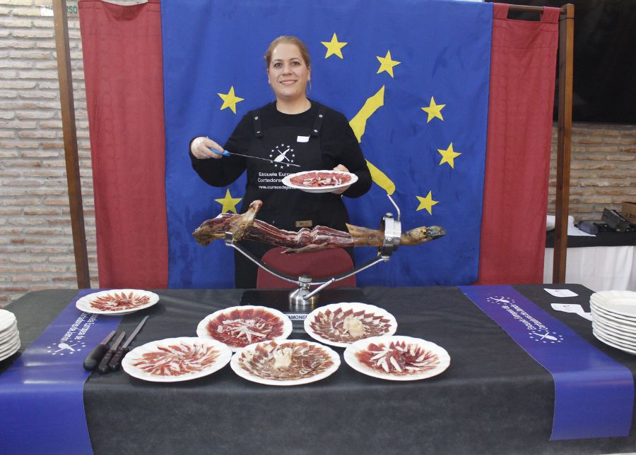 Pilar Fernández Hernández, Cortadora de Jamón en Pilas, Sevilla