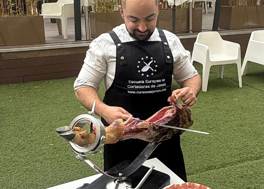 Miguel Ángel Gallardo, Cortador de Jamón en Móstoles, Madrid